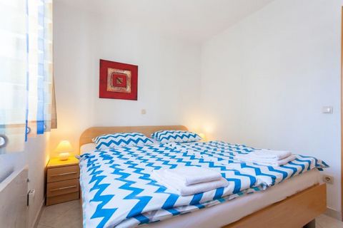 Verblijf in dit moderne appartement op Krk, dat is voorzien van een heerlijk dakterras. Er zijn 2 slaapkamers die gezamenlijk 4 gasten kunnen accommoderen. Deze optie is geschikt voor gezinnen. Je kunt de dag beginnen met een frisse duik in de Adriat...
