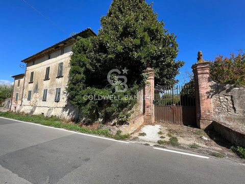 Charmante, große Villa mit großem Garten in strategischer Lage zwischen Lucca und Pisa. Das Grundstück ist auf vier Seiten frei, umgeben von einem großen privaten Garten von ca. 3000 m2 und dazu gehört auch ein Hektar Land, teils landwirtschaftlich g...