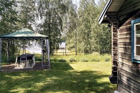Una cálida bienvenida a un Dalastuga agradable y genuino en Grangärde con una idílica parcela de lago. La cabaña tiene dos habitaciones, una de las habitaciones tiene una litera con cama inferior de 120 cm de ancho y cama superior de 80 cm. La segund...