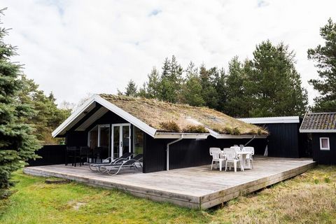 Grazioso cottage a Blåvand con particolare attenzione all'intimità. Il casolare si trova su un grande appezzamento aperto in un ambiente incantevole. Si compone di cucina e soggiorno in collegamento aperto. Da qui si accede a diversi terrazzi, che si...