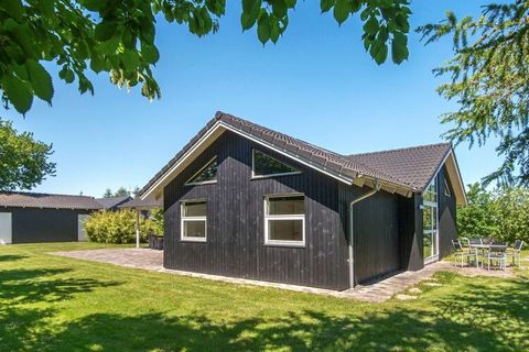 Chalet avec bain à remous et sauna et grande salle d'activités avec table de ping-pong et billard. Vous pouvez profiter du bien-être dans la maison sous la forme d'un bain à remous et d'un sauna. Le chalet bien aménagé dispose d'un salon et cuisine d...