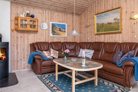 Maison de vacances située sur un grand terrain près de la magnifique plage de Fjellerup. Il y a un bain à remous donc il y a de la place pour se détendre. La maison a une cuisine bien équipée, de bonnes pièces et un grenier où les enfants peuvent jou...