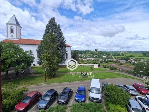 Lots of potential for this duplex apartment in a condominium in the center of Cambo-les-Bains with 111m² of living space to renovate. Its ideal location on foot, its view of the lower Cambo on one side, and the mountains on the other will not fail to...