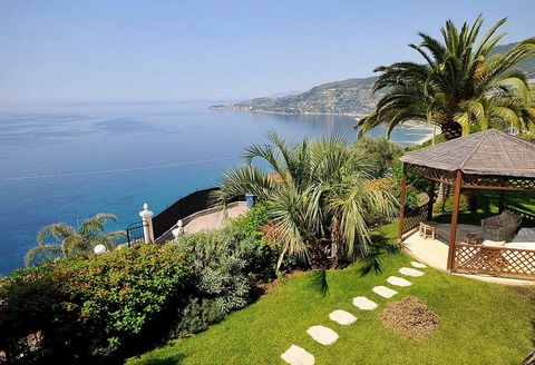 Ospedaletti, in a residential area both in a panoramic position and close to the sea, beautiful recently renovated villa of approximately 300 m2 on three levels plus a games room. Bright and elegant, characterized by large indoor and outdoor spaces, ...