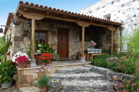 Parcela en forma de terraza con impresionantes vistas al mar! La hermosa propiedad se encuentra en Vera de Erques, un pueblo pequeño y tranquilo en el lado suroeste de Tenerife. La mayoría de las casas construidas tradicionalmente se citan desde los ...