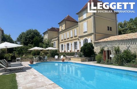 A22142MK33 - 35 km from BORDEAUX, about ten km from SAINT-EMILION and at the edge of a small village you will find this exceptional property, very rare to find! A magnificent castle with its perfectly balanced architecture in its harmonious environme...