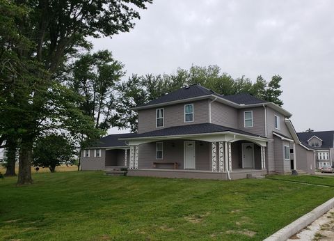 All units completely remodeled, now on city water and 100% Occupied. 4 Buildings; 1 Building up front; 3 Buildings in rear, a combination of single story and town homes with one, two and three bedrooms. Located just outside of Delaware, off US 23, be...