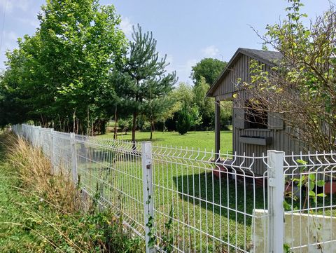 Flat building plot with trees and completely fenced in by a rigid fence. In a housing estate at the end of a village with a castle. Between Dordogne and Charente. In the quiet of the surrounding countryside. There is also a small wooden chalet, about...