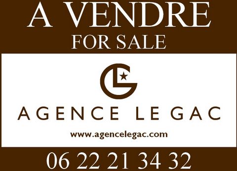 THE AGENCY LE GAC OFFERS YOU A PRET-A-PORTER FEMININ TRADE FUND IN THE CITY CENTER OF SAINTE-MAXIME. IMPECCABLE CONDITION FOR THIS PREMISES OF 25 M2 WITH BACK SHOP AND POSSIBILITY TO CREATE AN ADDITIONAL RESERVE. 5 M LINEAR SHOWCASE WITH METAL CURTAI...