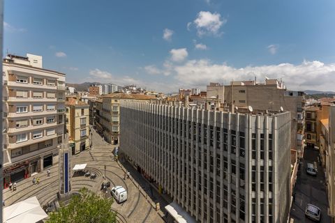 Premises for office use in Plaza Uncibay, Malaga Center. Galerías Building Goyas. - Price: 350.000 - Office with diaphanous surface, perfect to have the best flexibility for ut business. 3 rooms. It has a room with water intake to put an office with ...