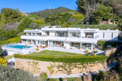 This contemporary house for sale on the heights of Villefranche Sur Mer, with a deep terrace of 175 m² and a balcony of 95 m², offers a beautiful view of the sea, the city of Nice and the Esterel in the distance. The assets of this 380.98 m² residenc...