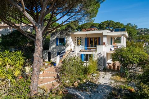Available for sale: this 1960s building to be completely renovated. It is located in an emblematic environment 5 minutes walk from Gigaro beach in La Croix-Valmer, and 600 meters from the magnificent coastal path and its turquoise creeks. On a plot o...