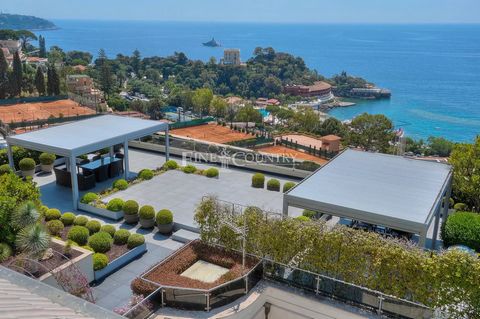 Penthouse - exceptional villa - Roquebrune-cap-Martin, opposite the Monte-Carlo Country Club. Unique product in a high standing residence located in the immediate vicinity of Monaco and at the foot of the Place de Casino Magnificent penthouse on 4 le...