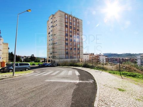 Terreno para la construcción de un edificio de 15 plantas, en Vialonga, Vila Franca de Xira, Gran Lisboa. Parcela de terreno de configuración rectangular con una superficie de 1645m2 y que forma parte de la parcela consagrada en el Permiso de Adjudic...