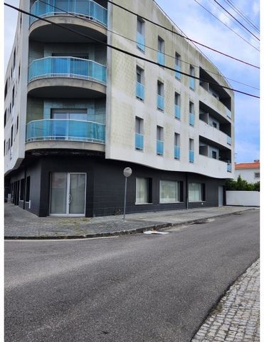 ECI offers you this commercial space with an area of 256.30m² plus a garage in the basement of 78.56m² with direct access from the inside and an electric gate from the outside. All commercial activities are possible, including restaurants. This busin...