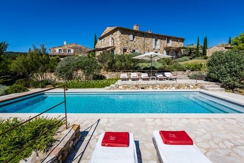 In the heart of a wild and preserved valley, hamlet restored with taste and sobriety on a dominating plot of 14,96 ha : cultivated grounds, woods, Provencal gardens... Very nice fittings, old materials, top-of-the-range decoration in a south side spi...
