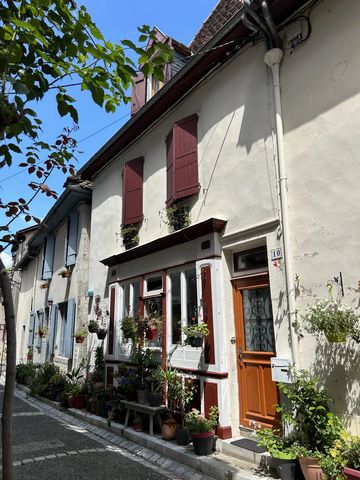 This charming town house, beautifully renovated in recent years, is ideally located just a few steps from the shops, bars and restaurants of Salies de Béarn. Over three levels, and in excellent condition throughout, the house is composed of a large l...