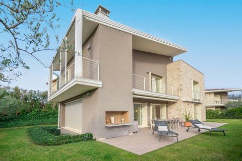 Wonderful single villa in a residence with swimming pool. The stone cladding integrates perfectly with the modern architecture and finishes, the high quality furnishings allow the livability and comfort that befit a level property. Private garden wit...