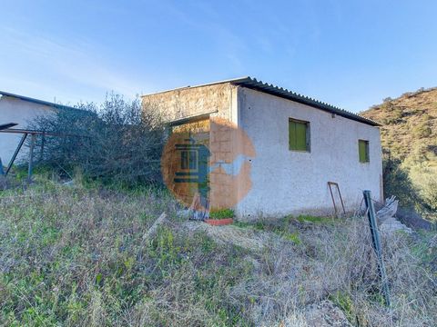 Rustic land with 1,680 m2, in Fortes, Odeleite, in Castro Marim - Algarve. With agricultural support, Shed and Warehouse with electricity. With water deposit. Plan with vegetable garden. It has fenced chicken coops. It borders the waterline. With fru...