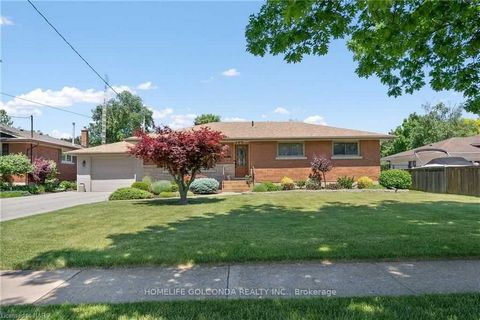 Entire house for Rent! $2850/mth plus utilities. Prime location in the most sought-after Lakeshore neighborhood of North End St Catharines. Perfect for a family, this meticulously cared bungalow features 3 bedrooms and a beautiful custom kitchen on t...