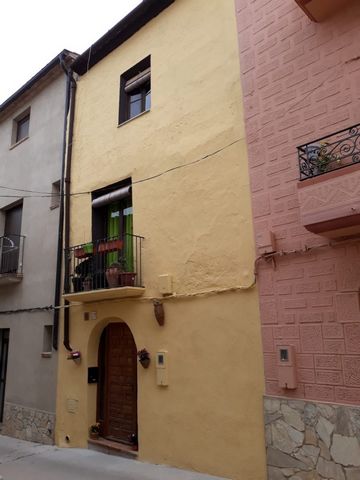 Townhouse in Miravet tourist area on the banks of the Ebro ideal for weekends and holidays 160m2 of surface 40 m2 of living room living room furnished with fireplace and kitchenette 40 minutes from the beach Hospitalet de lInfant 2 double bedrooms fu...