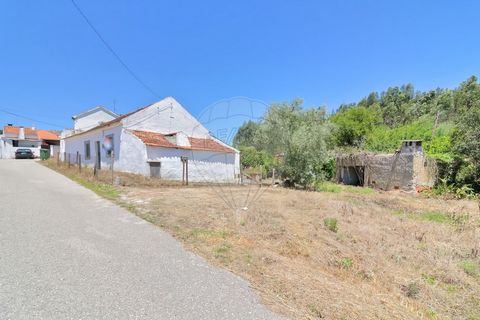 3 bedroom villa on a plot of 600m2 , with well and located in a very quiet area 7 minutes from the city of Rio Maior and 50 minutes from Lisbon . Composed by, Attached kitchen, bathroom, 3 bedrooms, hallway, and annex. It also has an outdoor kitchen ...