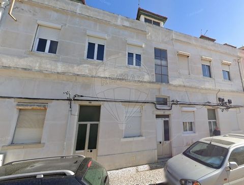 Excellent opportunity for investment in Costa de Caparica for resale, rental or local accommodation Building in the final stages of refurbishment 350 meters from the beach in full ownership in Costa de Caparica. This property is situated a mere 350 m...