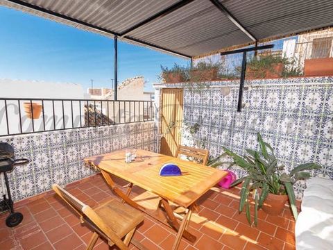 Lovely towhouse located in the old part of the town in Torrox, just a 2 min walk to the main square “Plaza de la Constitución” and also a 2 min walk from a free parking area. This townhouse is one of the property we have ready to move into, ideal for...