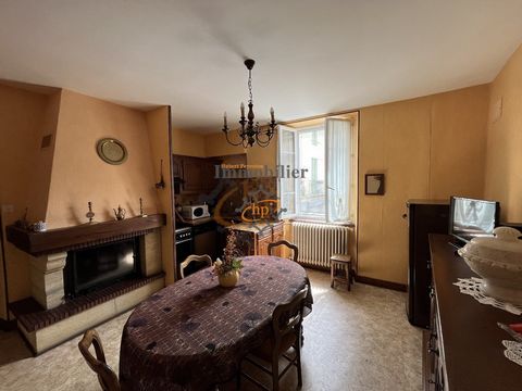 Coupiac, for sale, village house. 190 m2 of living space, ground floor old commercial premises with veranda, living room, independent kitchen, four bedrooms, shower room. Heart of the village with all amenities, ideal for a secondary project or recep...
