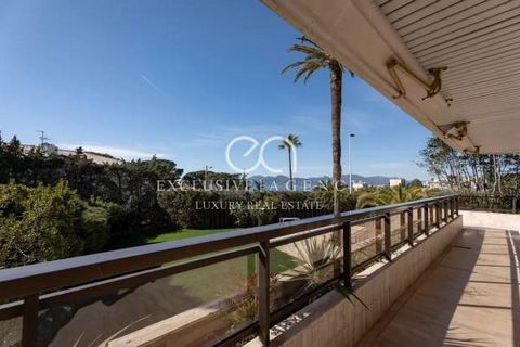 In the heart of La Croix des Gardes in a green and quiet environment. Located near the beaches of Midi, luxurious secure and guarded residence, wooded park, and communal pool. Come and discover this fully renovated duplex apartment of 270m2 with qual...