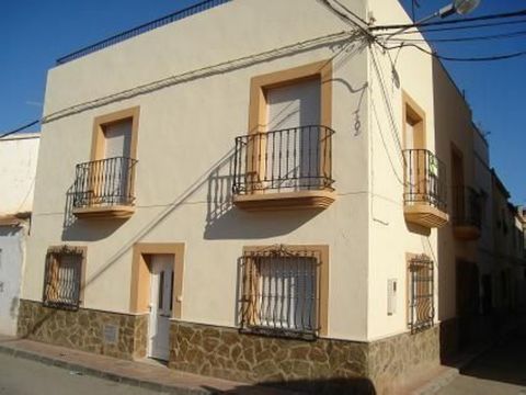 INDEPENDENT HOUSE IN THE HEART OF VERA PUEBLO It is a completely renovated house in the center of Vera Are distributed in 2 plants. On the ground floor we find a spacious living room, a completely new and equipped kitchen that communicates with the l...
