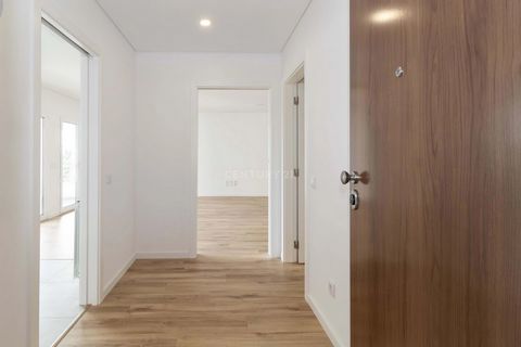 Apartamento dúplex NOVO, localizado na Urbanização do telheiro, Leiria. Encontra-se no terceiro piso/ultimo de um prédio com 8 apartamentos (dois por piso). No piso inferior dois quartos (19,40m2 e 12,45m2), uma suite (18,30m2), uma WC com banheira (...