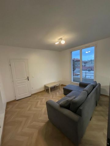 Featuring views of the quiet street, DUPLEIX PARISIEN offers accommodation with a casino and a terrace, around 3.1 km from Paris Expo - Porte de Versailles. It has a shared kitchen and a bowling alley. The property offers free shuttle service and 1-d...