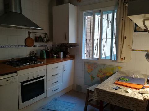 The flat is located in the heart of the historic centre next to a 14th and 18th century church. Close to a market and with several supermarkets just 5 minutes away. Very close to the old city wall. The room is very bright. I am a tourist guide, so I ...