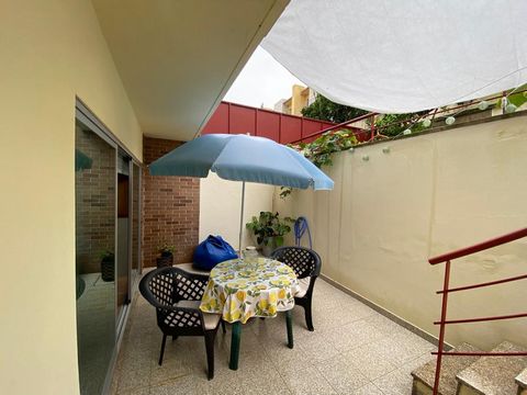 Introducing our Charming Groundfloor Studio with Terrace! Nestled within the tranquil surroundings of a cozy house, this exquisite studio awaits you. Conveniently located on the ground floor, the studio boasts a direct connection to a serene garden, ...
