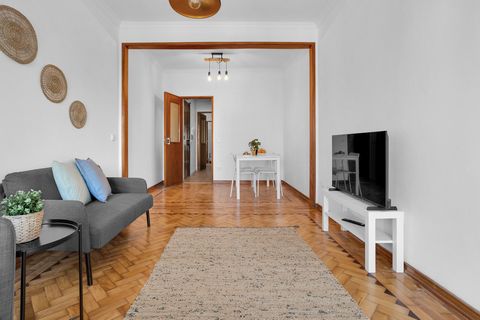 Lovely two-bedroom apartment with convenient access to both Lisbon and the beaches of Costa da Caparica. It's well located in a lively area with shops, restaurants, and cafes nearby. The apartment is well-equipped with amenities such as a fully-equip...