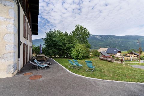 10 mns from St-Jorioz and Lake Annecy, 14 kms from Annecy, apartment in renovated farmhouse, small 2-lot condominium. On the ground floor, this duplex apartment comprises a living room with kitchen, 3 large bedrooms (1 of which is on the ground floor...