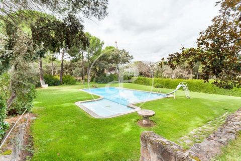 DETACHED VILLA WITH GARDEN, SWIMMING POOL AND PARKING FOR SALE IN BOADILLA DEL MONTE. Fantastic property of more than 500 m² built, on a plot of 5710 m², segregable, in the exclusive urbanisation Monte de las Encinas, in Boadilla del Monte. The garde...