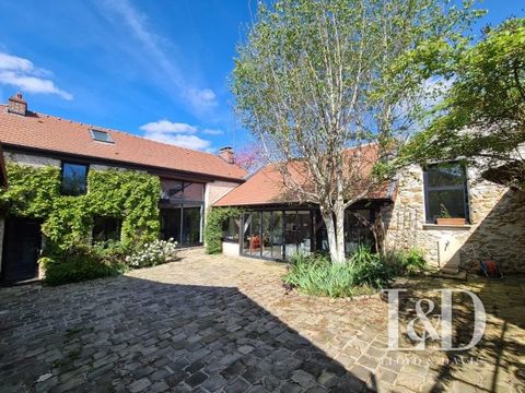 Nestled in the heart of an enchanting setting, this property offers you a haven of peace combining elegance and modernity. The entrance via the inner courtyard reveals the exceptional character of this residence, while the outbuilding on the left, in...