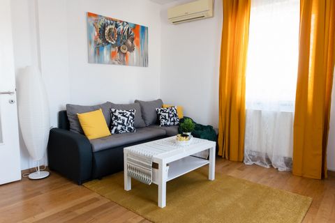 Beautiful lighted apartment with 2 bedrooms, living room, equipped kitchen and bathroom and a spacious terrace of 30 m2. Wi-fi, TV, mosquito nets, blinds, air conditioning, washer and dryer. Equipped kitchen with oven, induction hob, dishwasher, micr...