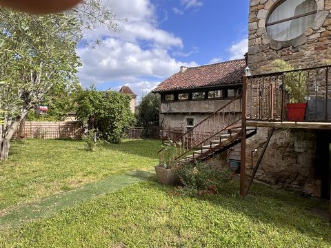 In the heart of the historic hyper-center of Figeac, old building which has undergone interior renovation. It is in single ownership and offers: - cellars on the ground floor (120m² approx.) - first floor: a large T2 of 80 m² with a terrace of 16m² a...