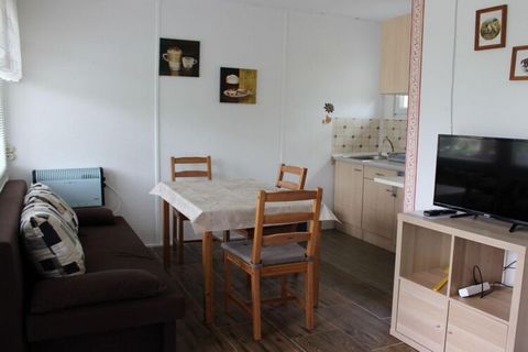House 11: Cozy holiday apartment bungalow Oberspreewald in the Spreewald! There is space for up to 4 people on approx. 35-40 m² - pure holiday with 2 bedrooms, 1 living room and 1 kitchen with terrace. The kitchen is equipped with cooking utensils an...