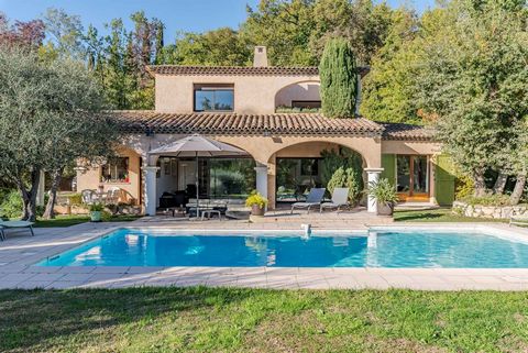 Co-exclusivity - Lots of charm and character for this Provencal villa of more than 330 m2, in absolute calm, sheltered from view, at the end of a dead end path, benefiting from a beautiful unobstructed view of the surrounding countryside built on a l...