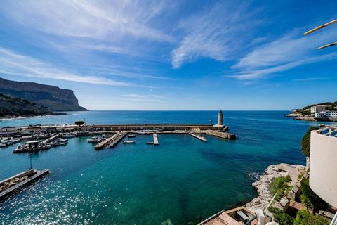 Discover this rare opportunity to own an apartment with panoramic frontline views of the port of Cassis. Located on the 2nd floor, this through apartment is bathed in natural light, illuminating every space with a warm and welcoming atmosphere. With ...