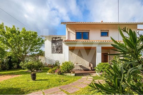 Fantastic 5 bedroom villa , located in Nadadouro, close to the city of Caldas da Rainha, Lagoa d'Óbidos and the sea, in Foz do Arelho. It was remodeled in 2002, 2015 and at the beginning of 2024, with good taste and high quality materials. The main k...