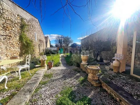Ref:434FB Between NYONS and VAISON LA ROMAINE, very beautiful and large house of about 200m2 of the 18th century completely restored with taste while preserving the charm of the old. The south-facing house opening onto a terrace and a charming wooded...