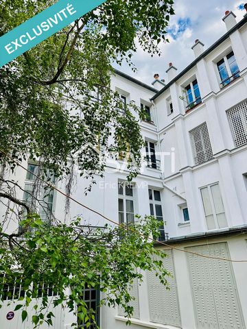 Situé au cœur du prestigieux 4e arrondissement au cœur du Marais, cet appartement bénéficie d'un emplacement privilégié dans une rue calme entre le Centre Pompidou et l'Hôtel de Ville. Charmant appartement sur cour de 40 m² au calme absolu, il présen...