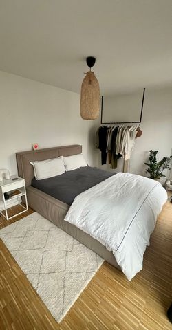 I am renting out my 75sqm apartment on Goetheplatz for interim rent! It is located on the 4th floor with an elevator, has a sheltered and quiet loggia, a storage room with washing machine, an open kitchen with all appliances, a bathroom with bathtub,...
