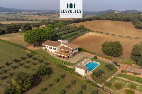 MAGNIFICENT PROPERTY WITH LARGE PLOT OF 6,000M2 WITH PRIVACY AND DOMAIN VIEWS CLOSE TO LA BISBAL D'EMPORDÀ. Unique property very close to the town of La Bisbal d'Empordà in a rustic environment protected with total privacy. The property has different...
