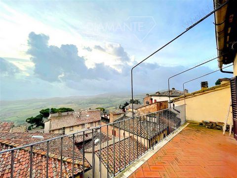 MONTEPULCIANO (SI), Historic Centre: Independent ground floor of about 135 sqm on two levels composed of: - Ground floor: living room, kitchen, two double bedrooms and bathroom; - First floor: large living room with terrace of 12 sqm approx. In need ...